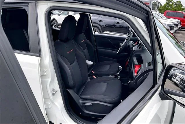 Used 2023 White Jeep Trailhawk image 27