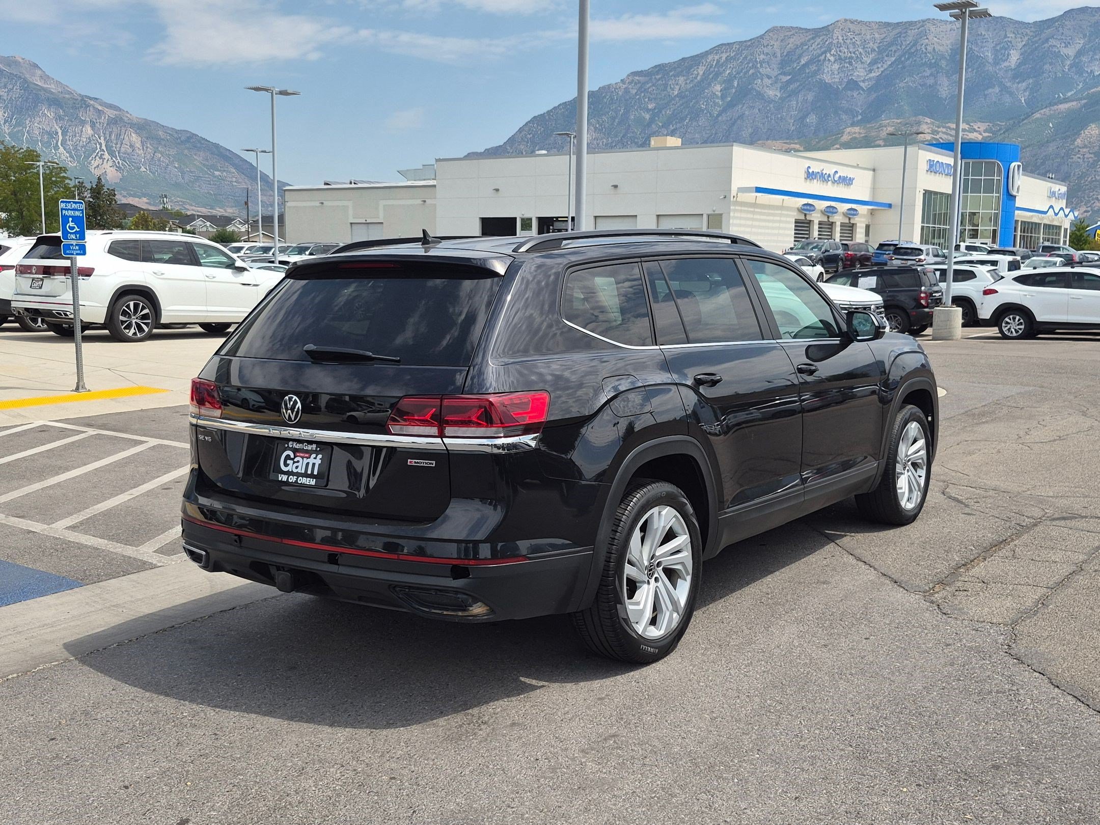 Used 2022 Deep Black Pearl Volkswagen 3.6L V6 SE w/Technology image 3