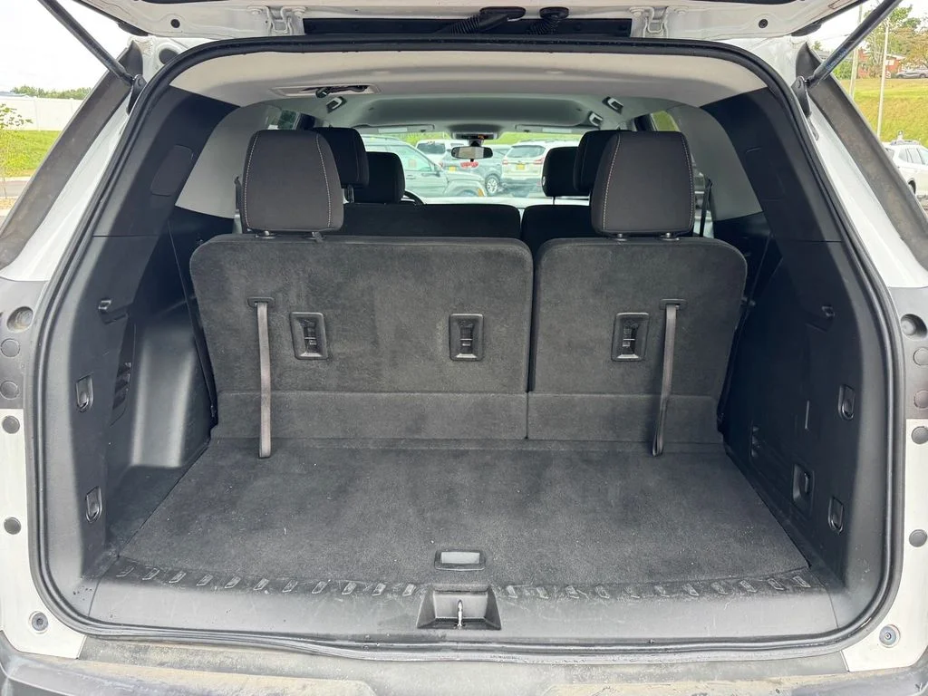 Used 2020 White Chevrolet LS image 21
