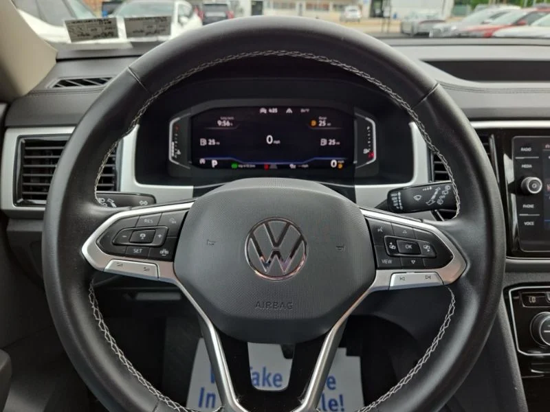 Used 2023  Volkswagen 3.6L V6 SE w/Technology image 30