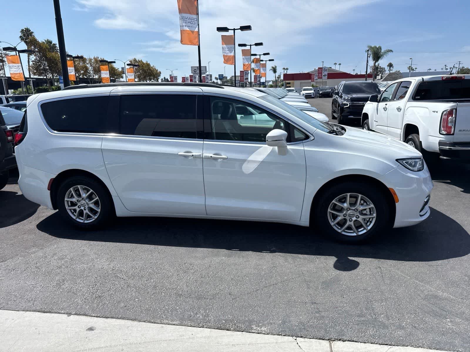 Used 2022 Bright White Clearcoat Chrysler Touring L image 6