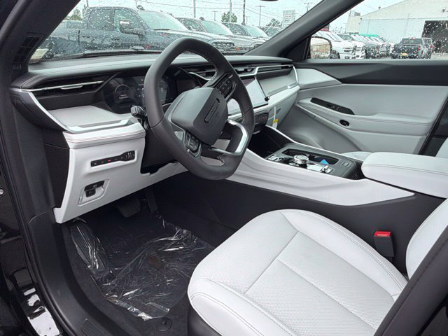 New 2026 Diamond Black Crystal Pearl-Coat Exterior Paint Jeep Limited image 18