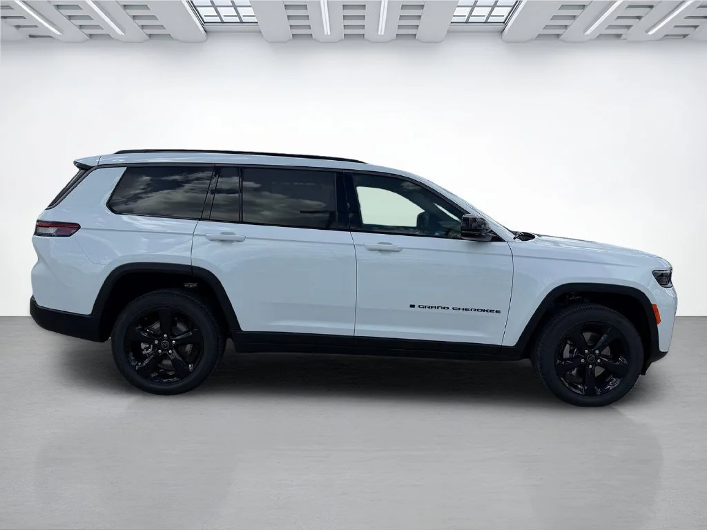 New 2027 Bright White Clear-Coat Paint Jeep Limited image 3