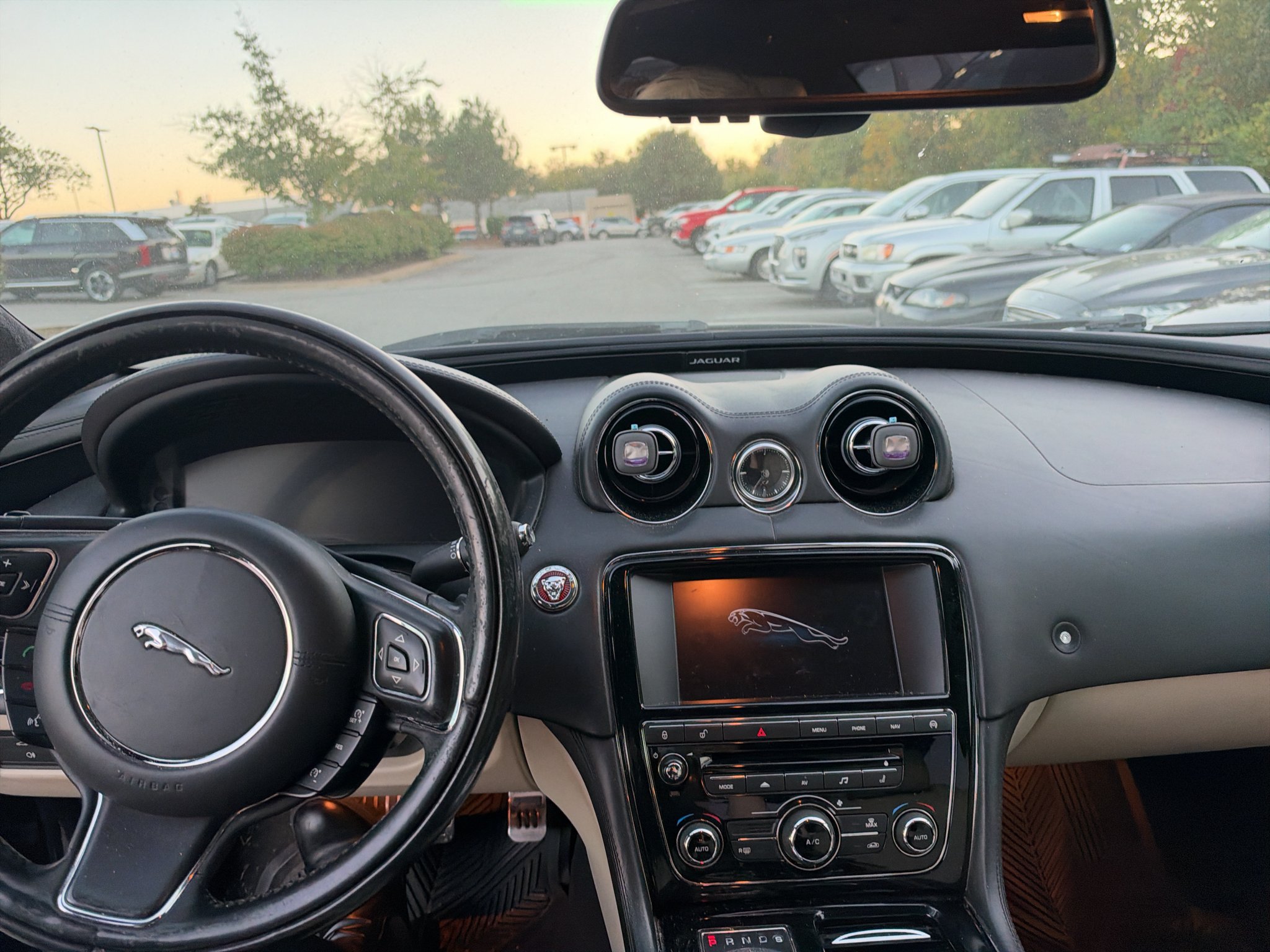 Used 2015 Dark Sapphire Metallic Jaguar XJ image 9