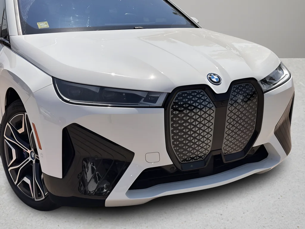 Used 2023 White BMW M60 image 26