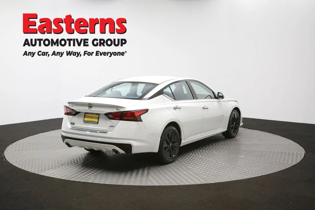 Used 2022 White Nissan 2.5 SL image 40