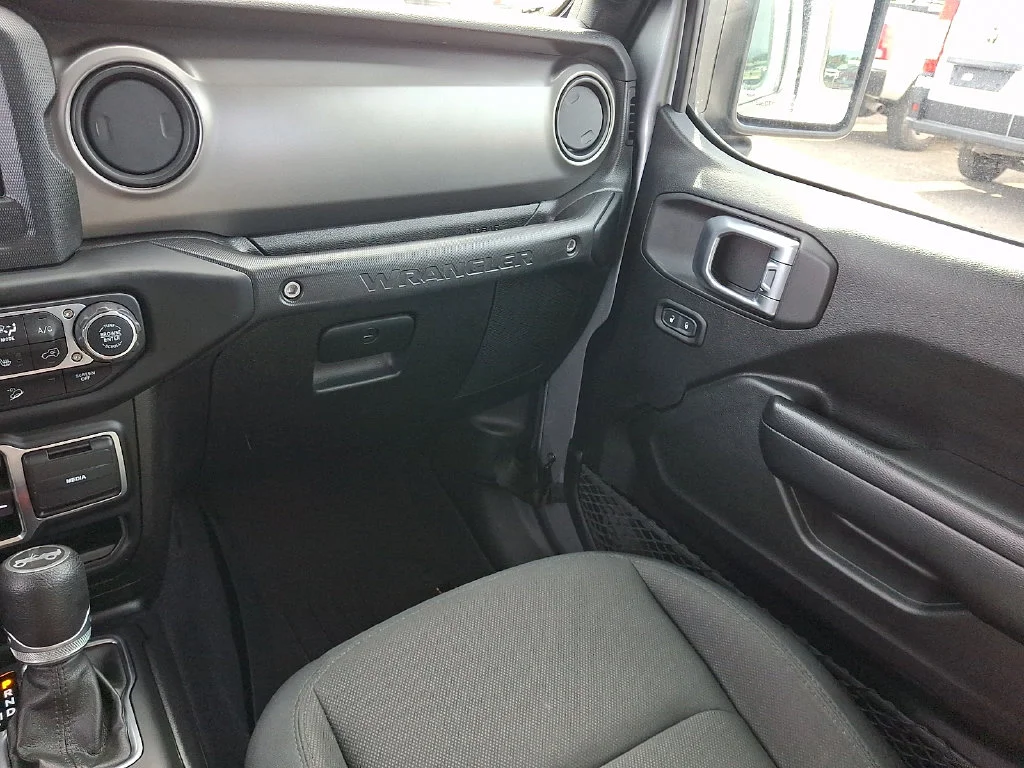 Used 2019 Silver Jeep Unlimited Sport S image 17