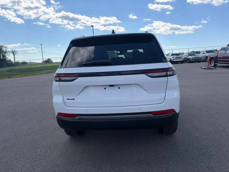 New 2026 Bright White Clear-Coat Exterior Paint Jeep Altitude image 4