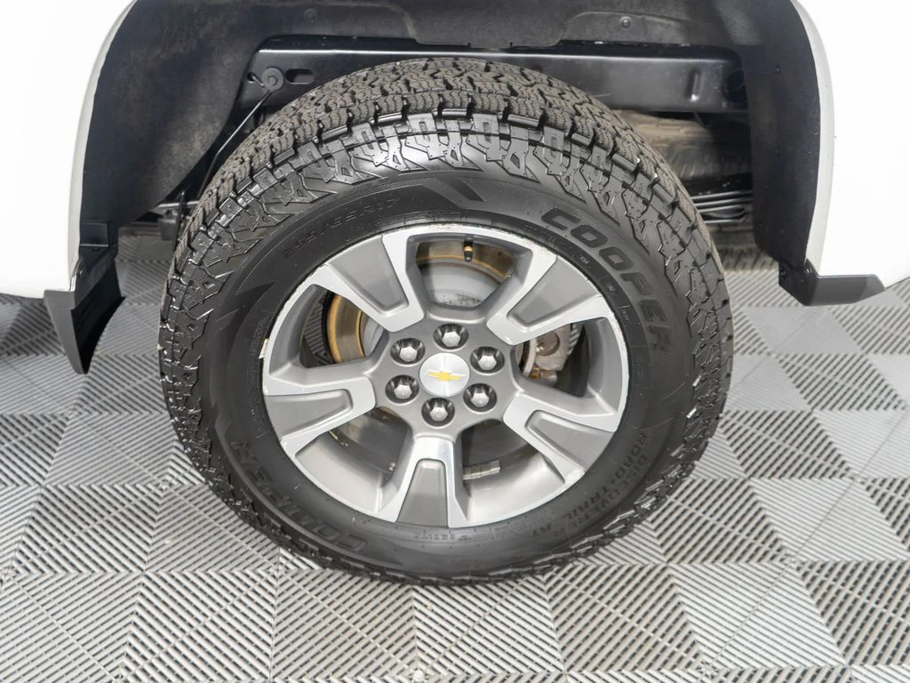 Used 2015 White Chevrolet Z71 image 28