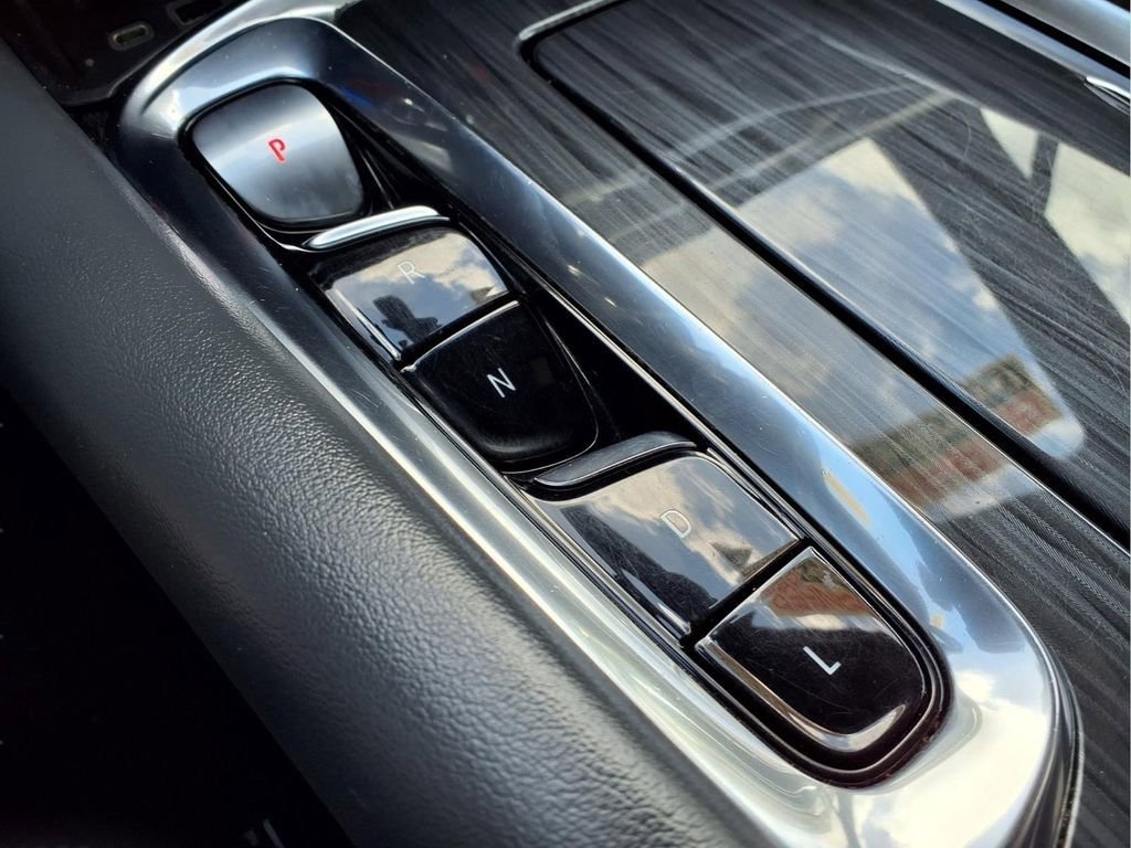 Used 2022 Summit White Buick Essence image 21
