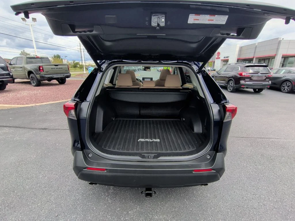 Used 2019  Toyota XLE image 24