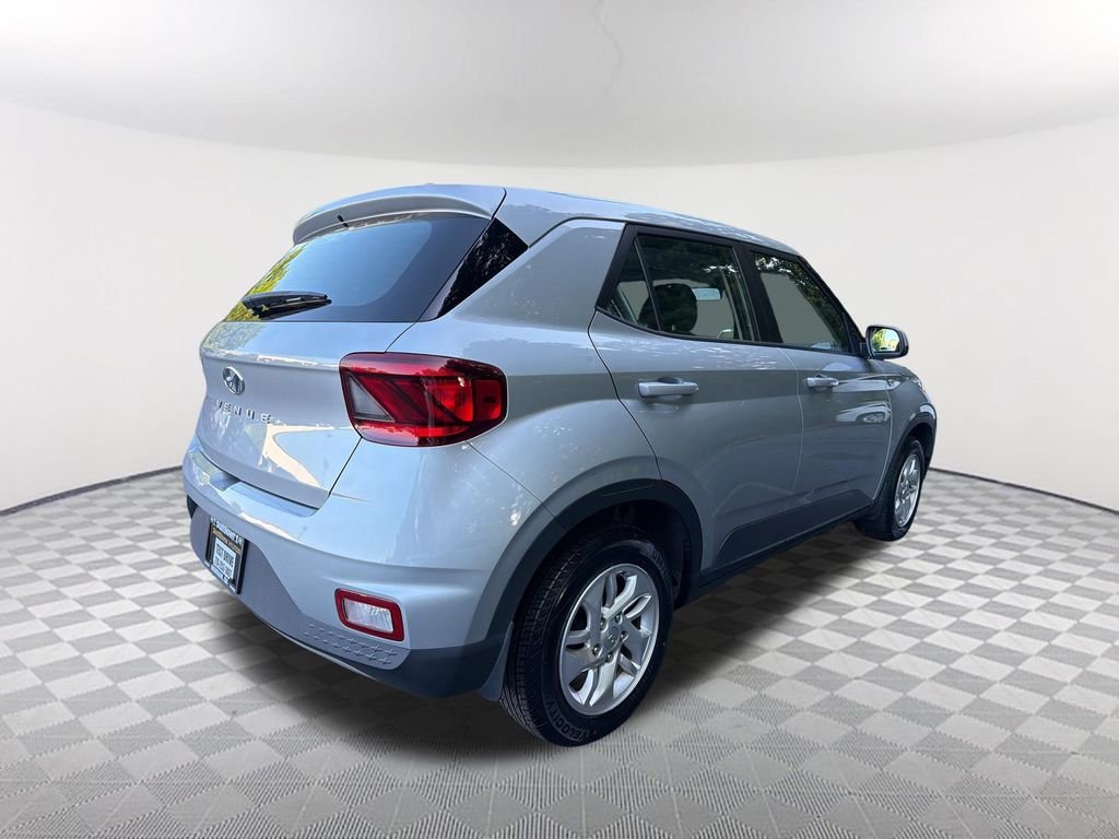 Used 2021 Silver Hyundai SE image 5