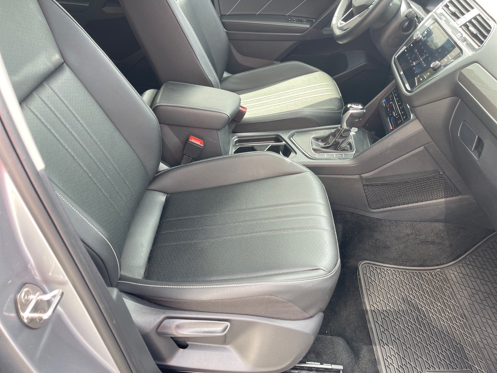 Used 2023 Pyrite Silver Metallic K2k2 Volkswagen SE image 18