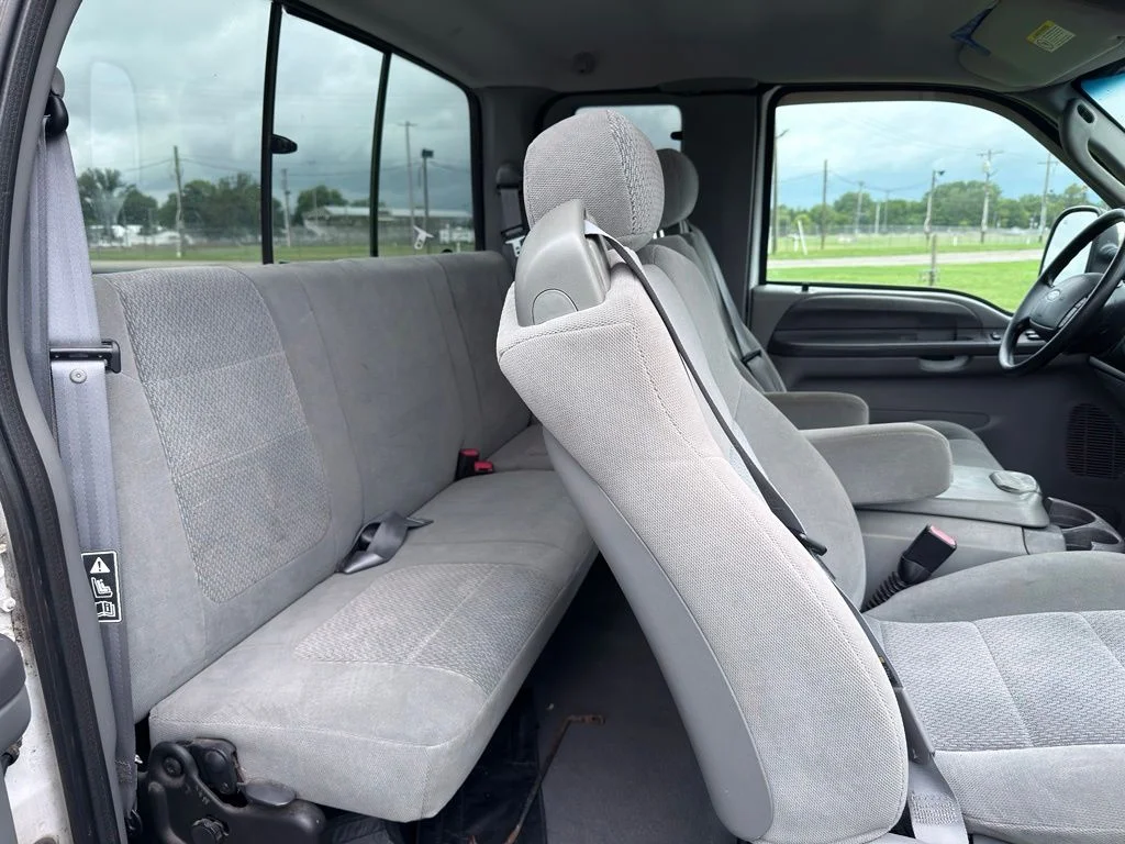 Used 2004 White Ford  image 27