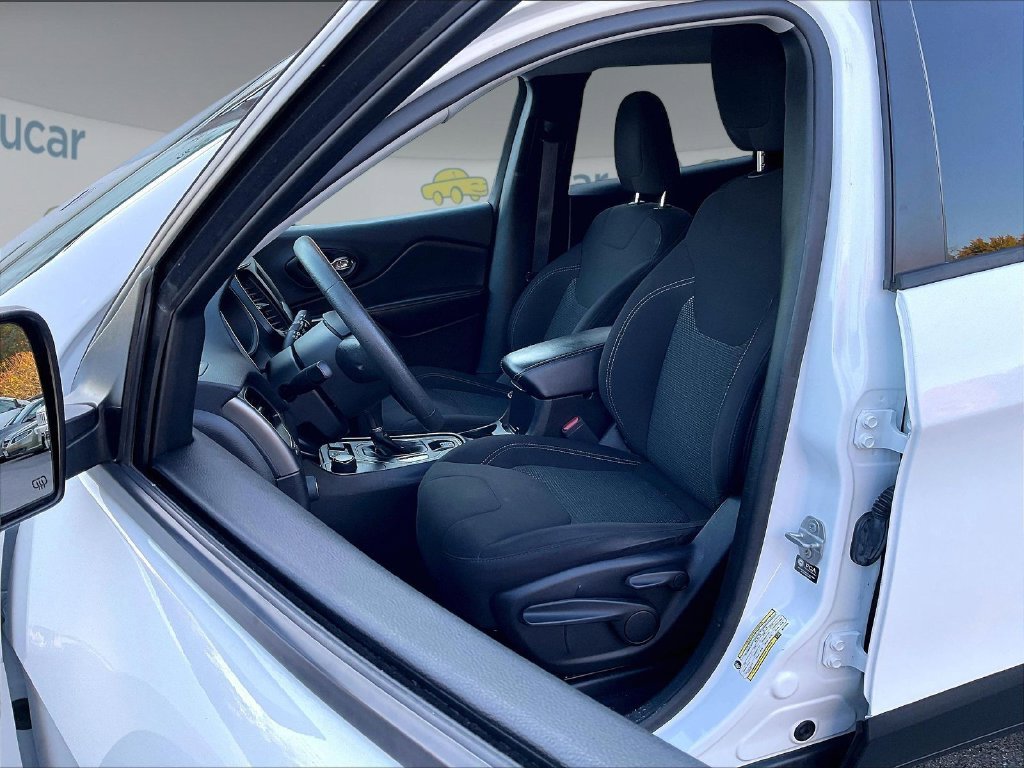 Used 2021 White Jeep Latitude image 10