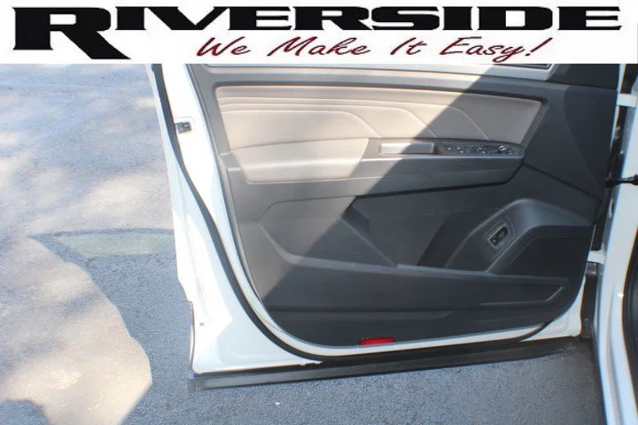 Used 2023 White Volkswagen 3.6L V6 SE w/Technology image 6