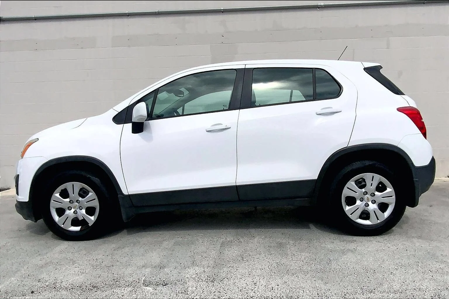 Used 2015 SUMMIT WHITE Chevrolet LS image 3