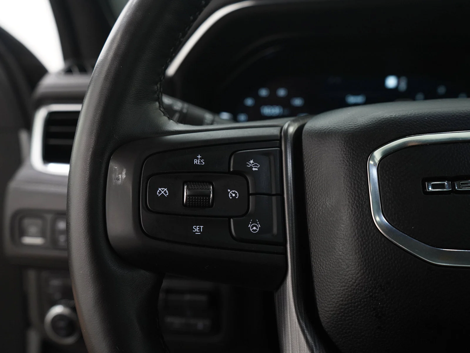 Used 2023 White Frost Tricoat GMC Denali Ultimate image 28