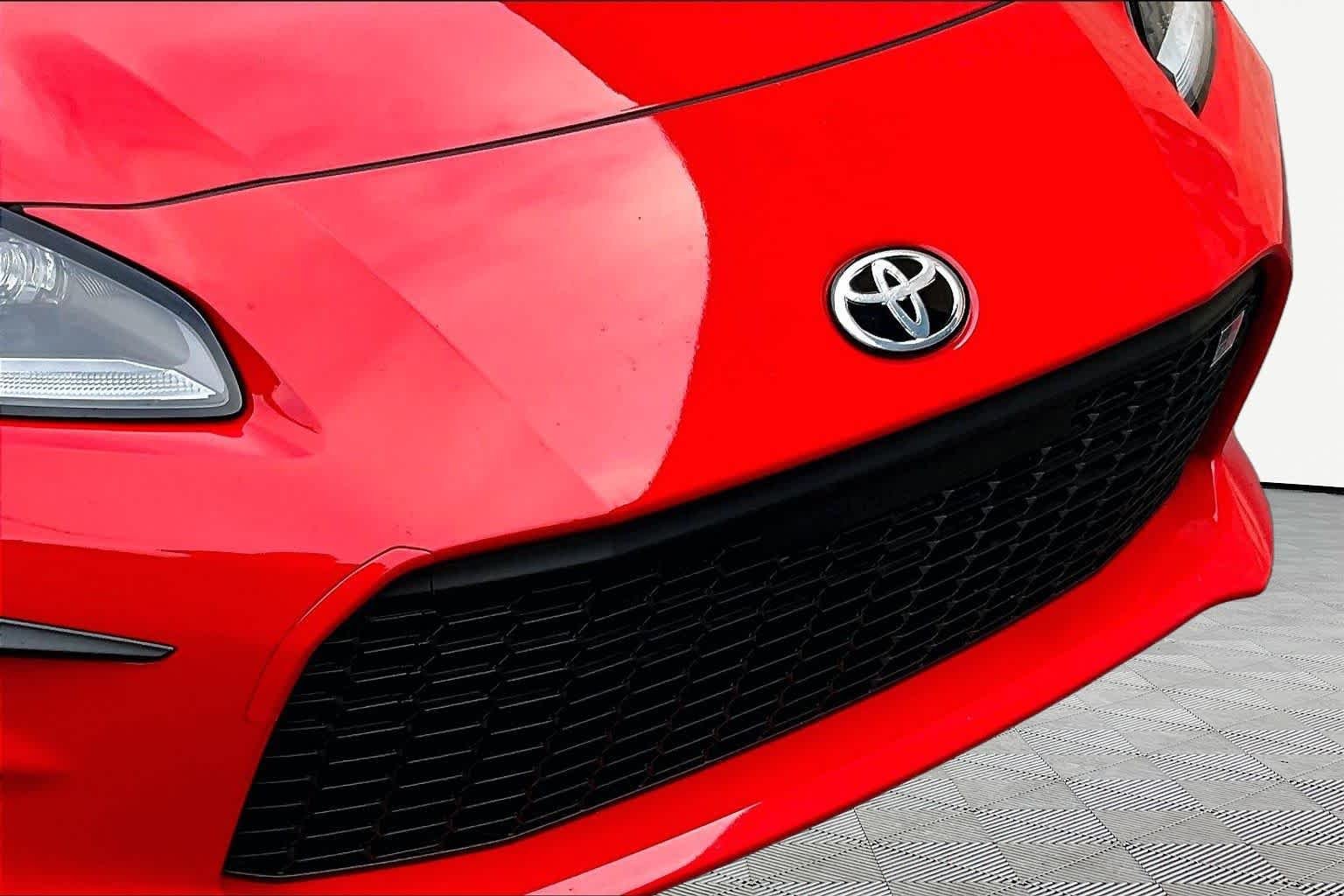 Used 2023 Track bRed Toyota  image 28