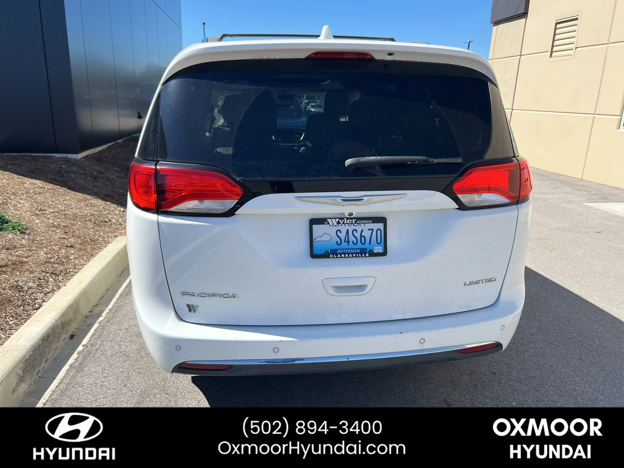 Used 2017 Bright White Clearcoat Chrysler Limited image 14