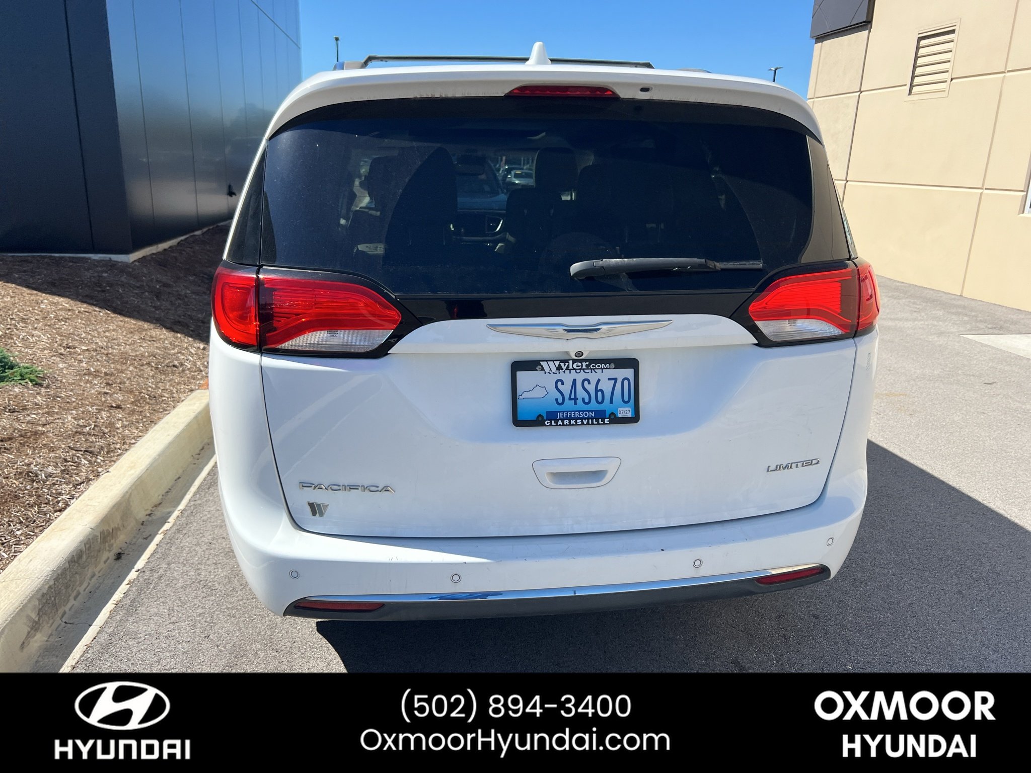 Used 2017 Bright White Clearcoat Chrysler Limited image 14