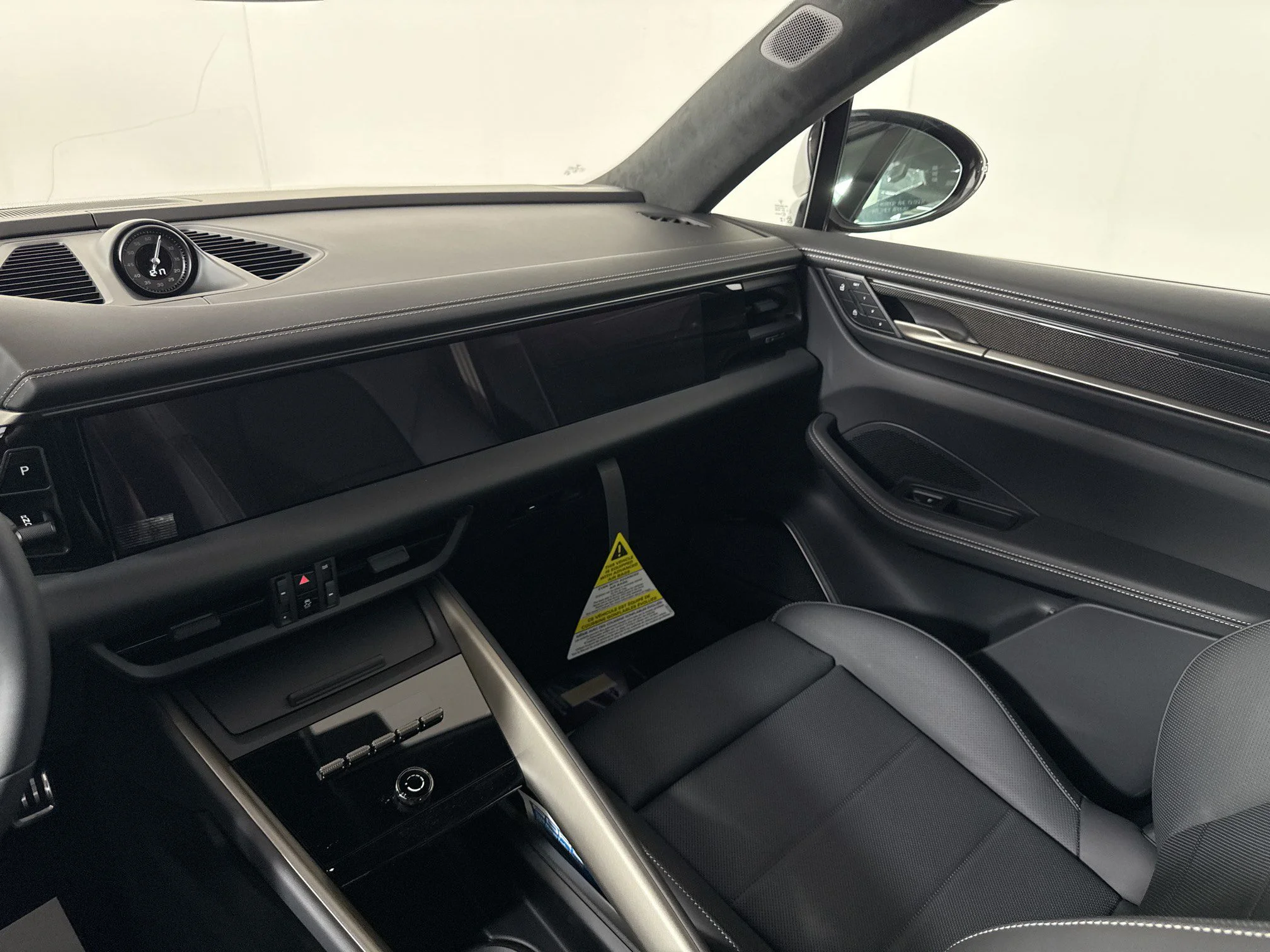 2025 Porsche Macan Turbo Electric - Photo 17
