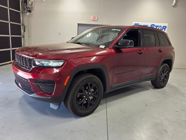 Used 2025 Red Jeep Altitude image 3