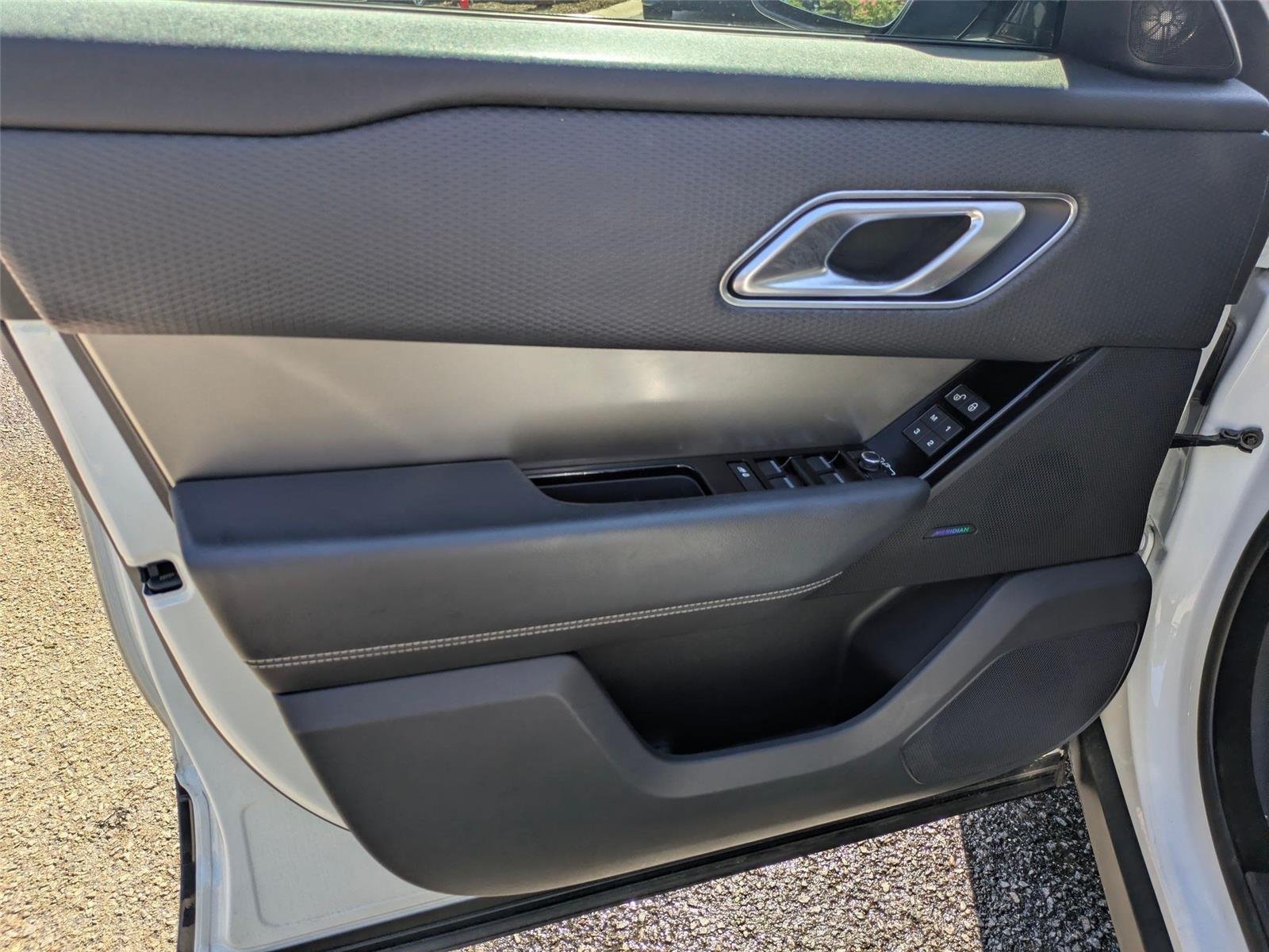 Used 2019 Fuji White Land Rover S image 6