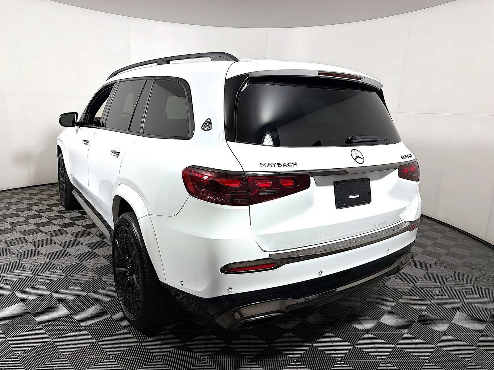 Used 2025 MANUFAKTUR Moonlight White Metallic Mercedes-Benz Maybach GLS 600 image 5