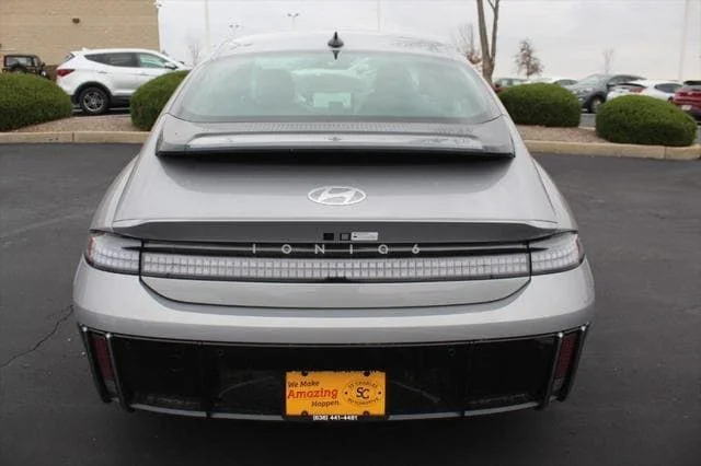 Used 2024 Silver Hyundai SEL image 4