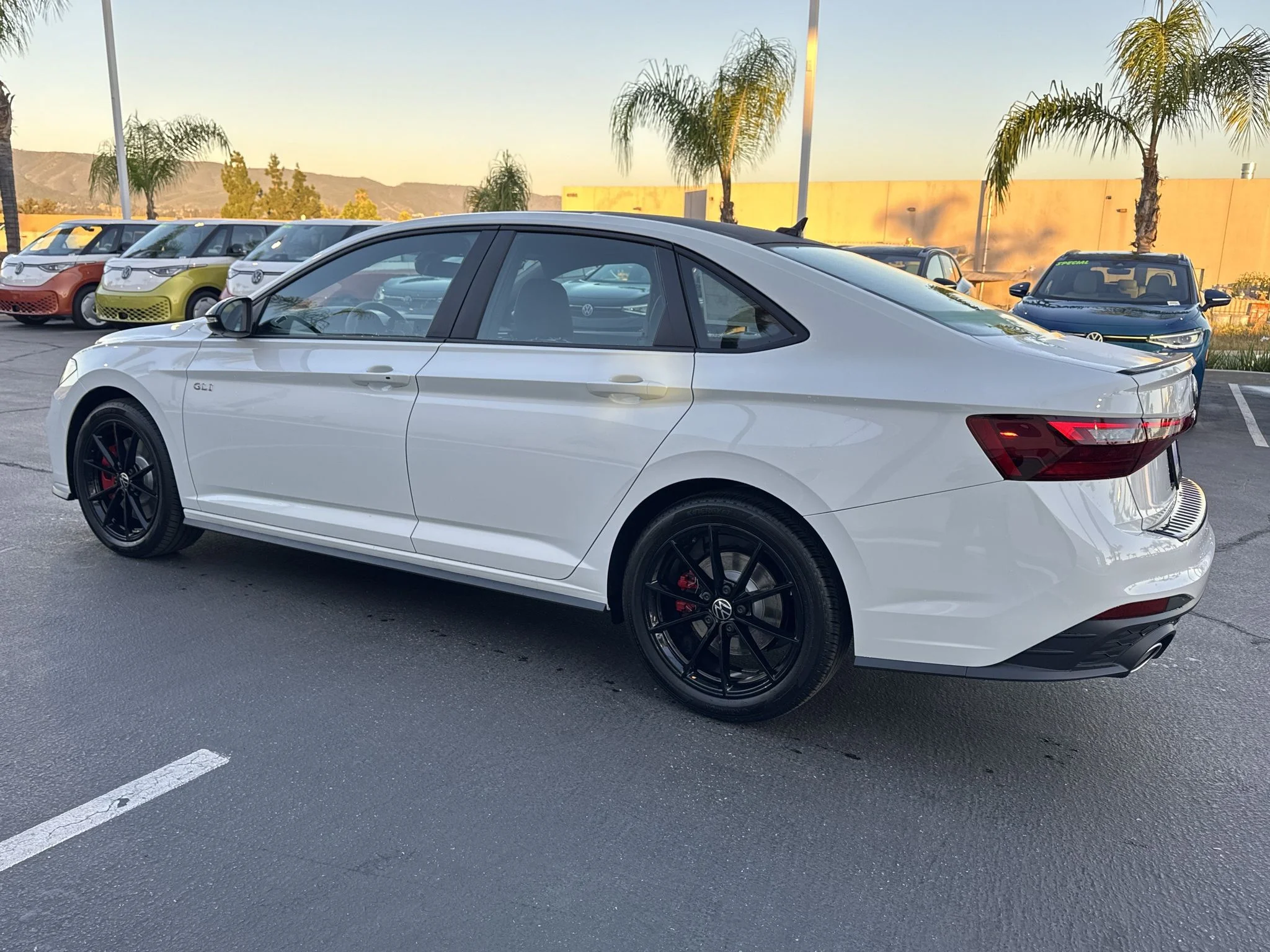New 2026 Pure White w/Deep Black Roof Volkswagen Autobahn image 5