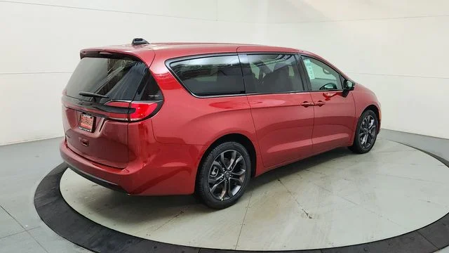 New 2026 Red Hot Pearl-Coat Exterior Paint Chrysler Select image 10