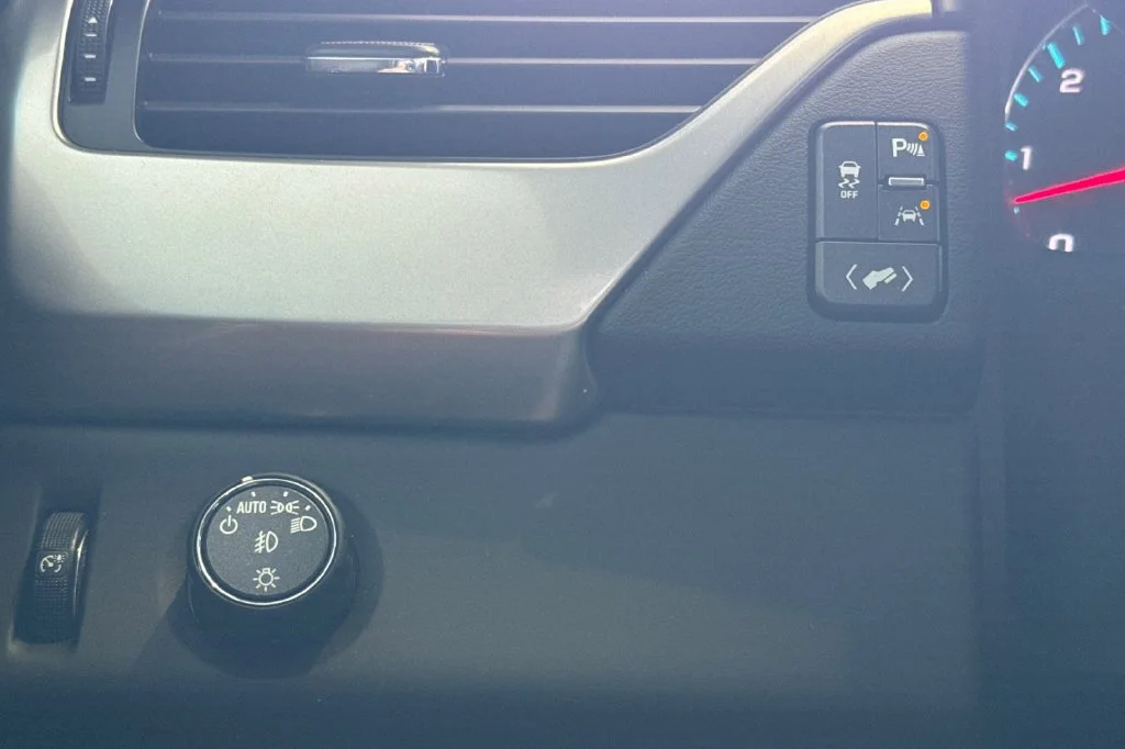 Used 2018 Silver Ice Metallic Chevrolet Premier image 36