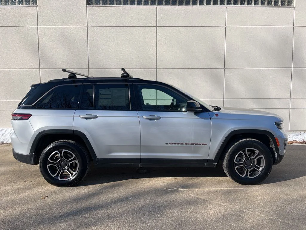 Used 2022 Silver Jeep Trailhawk image 5
