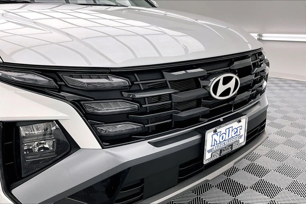 Certified Used 2025 White Pearl Hyundai SE image 28