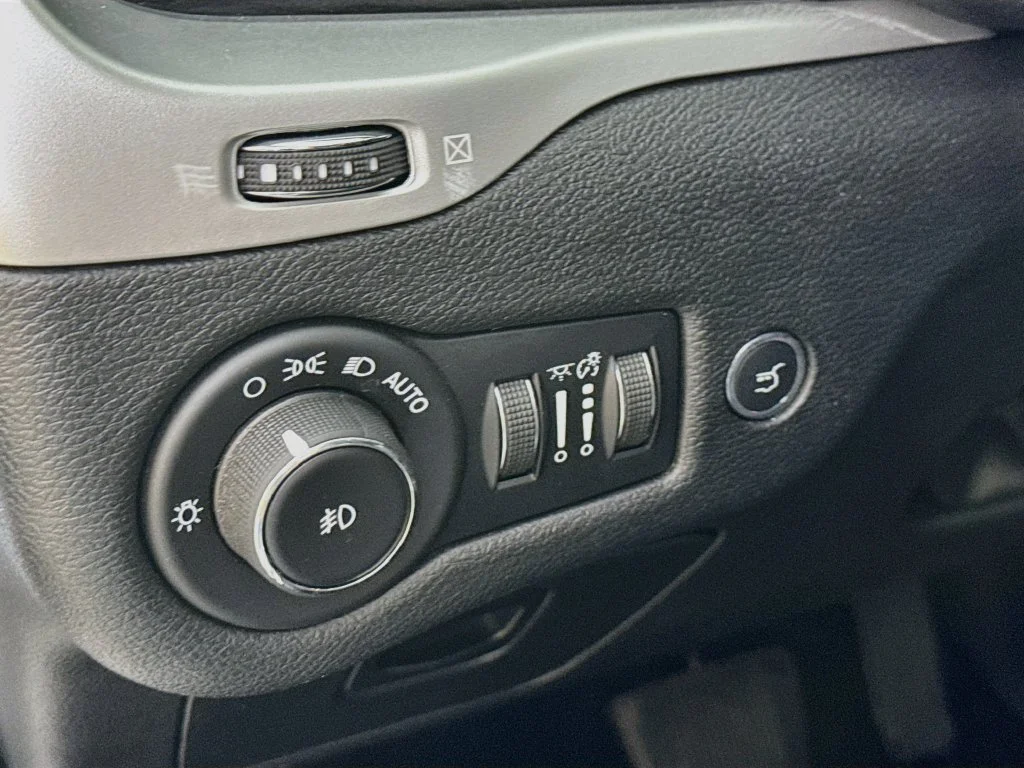 Used 2018 White Jeep Trailhawk image 10