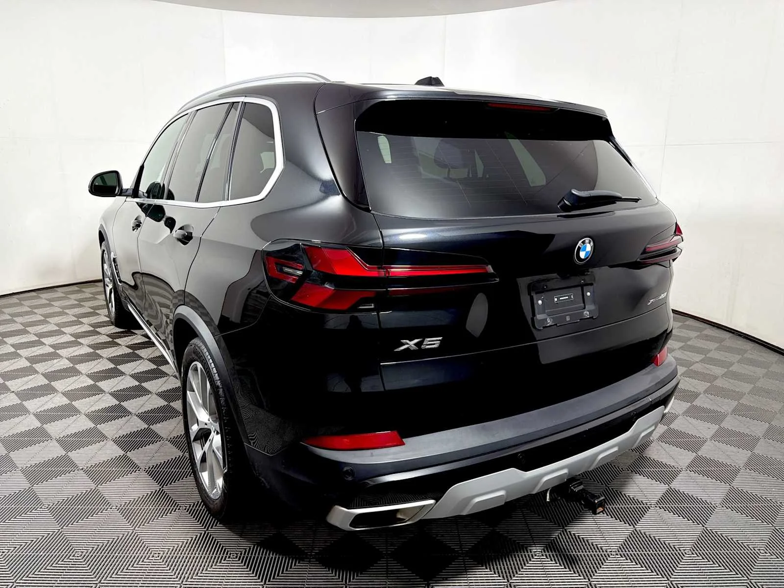 Certified Used 2024 Black Sapphire Metallic BMW xDrive40i image 5
