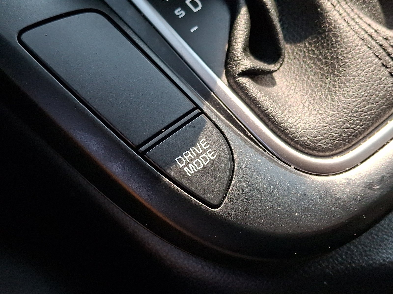 Certified Used 2025 Snow White Pearl Kia LX image 22