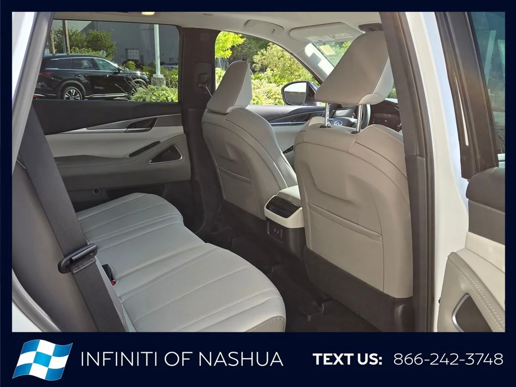 New 2027 RADIANT WHITE INFINITI Luxe AWD image 17