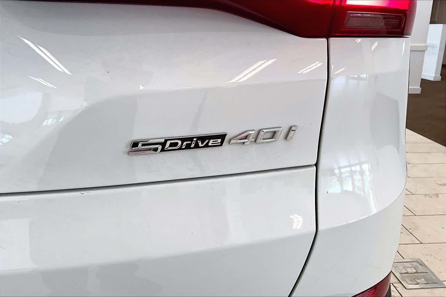 Used 2023 Alpine White BMW sDrive40i image 9