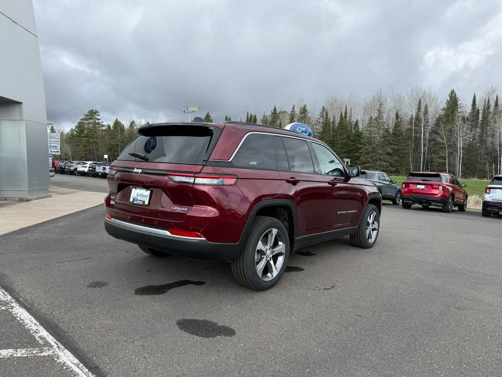 New 2026 Velvet Red Pearl-Coat Exterior Paint Jeep Limited image 3