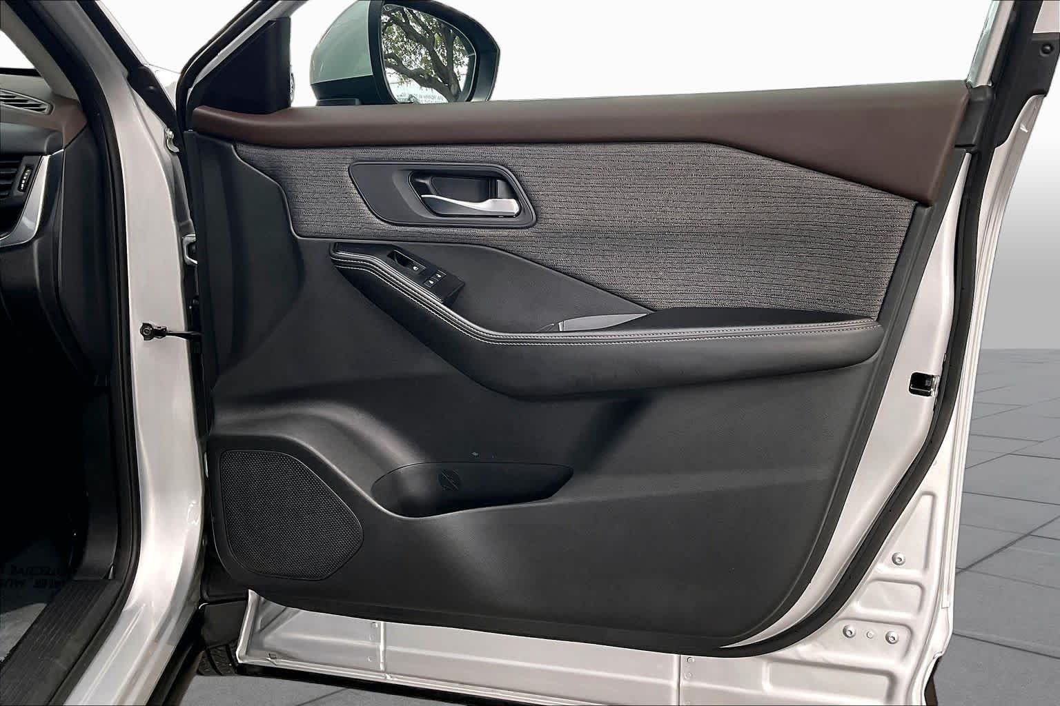 Used 2023 Brilliant Silver Metallic Nissan SV image 23