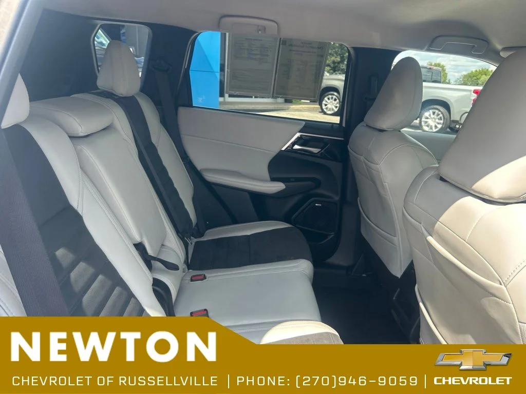 Used 2025  Mitsubishi SE image 27