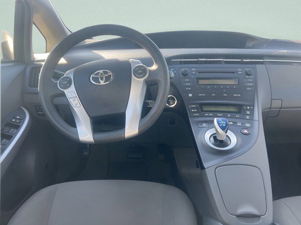 Used 2010 White Toyota V image 12