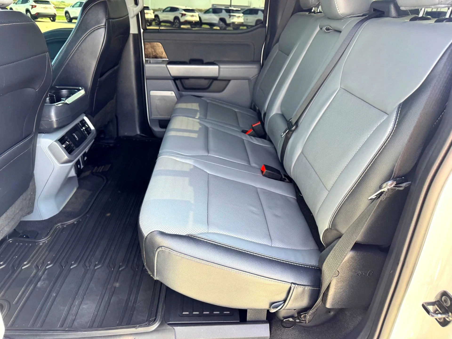 Used 2023  Ford Lariat image 16