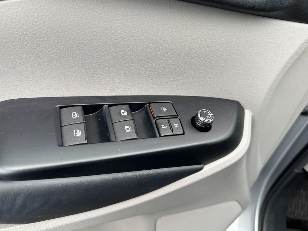 Used 2014 Silver Toyota XLE V6 image 16