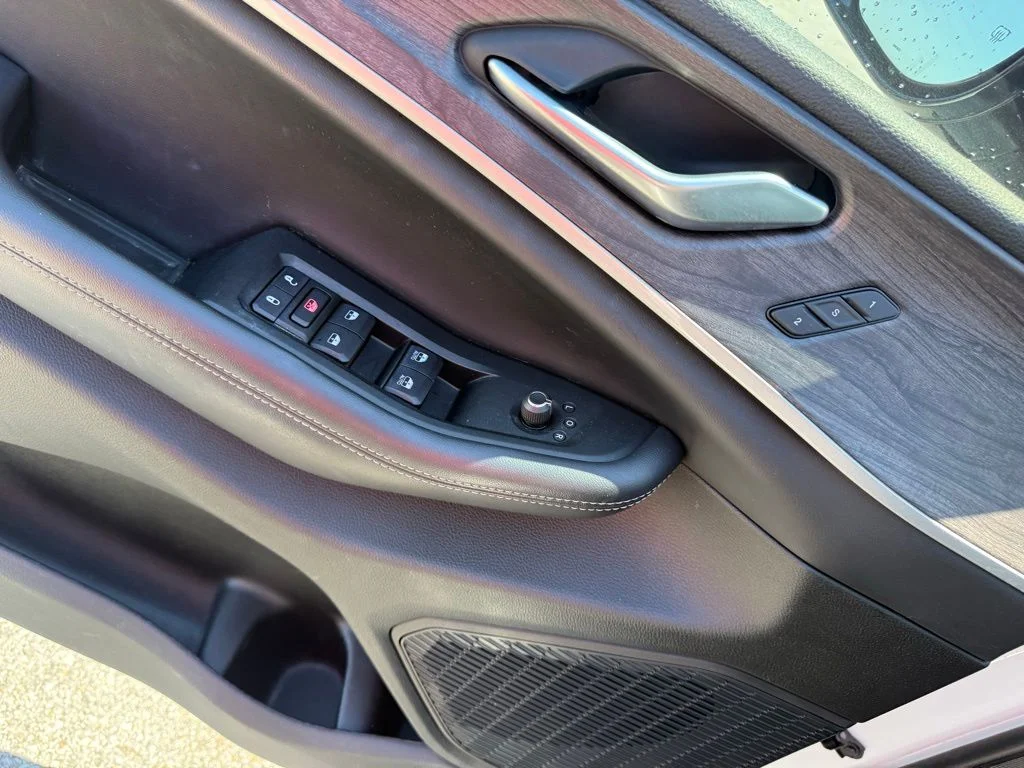 Used 2023 White/off-white Jeep Limited image 6