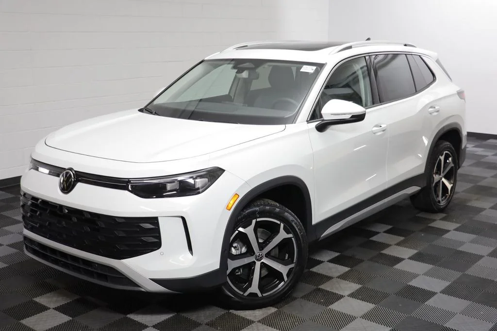 2026 Volkswagen Tiguan SE - Photo 2