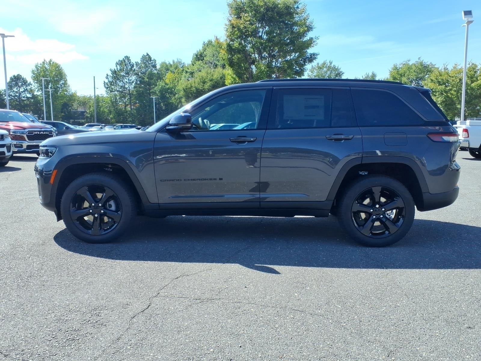 New 2026 Silver Zynith Jeep Laredo Altitude image 3