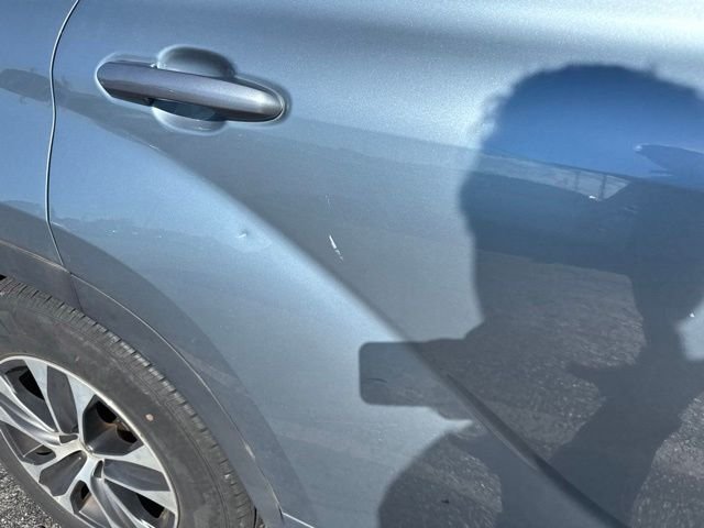 Used 2021  Toyota XLE image 3